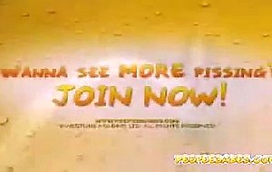 Teengirl pushin a big dildo into her pussy and peein