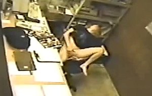 Blondasse amateur exhib tripote le sexe