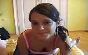 Jolie brunette teen de 18ans...