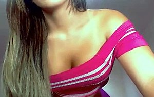 Latin babe shakes fingers & shows off ass