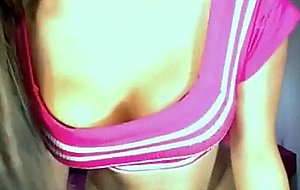 Latin babe shakes fingers & shows off ass