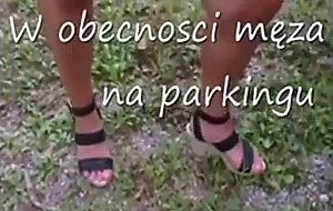 W obecnosci meza na parkingu 