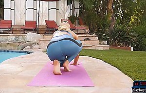 Squats and a striptease from this big ass MILF blonde