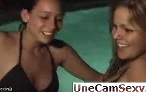 Deux teens dans la piscine