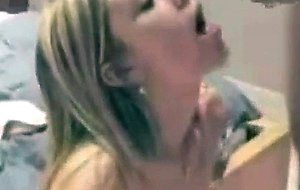 Blonde debutante avec son gars du moment
