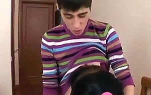 Dos parejas de noviecitos intercambiando