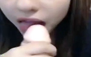 Stunning eyes camwhore sucking on a