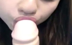 Stunning eyes camwhore sucking on a