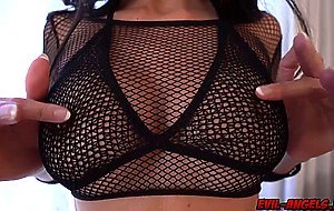 Stud showing that milf pussy and bangs the milfs until she screams