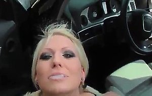 Blonde Amateur-Freundin wird im Freien gefickt