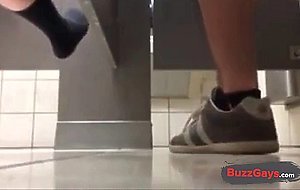 Was so alles in einem Oeffentlichen WC passiert