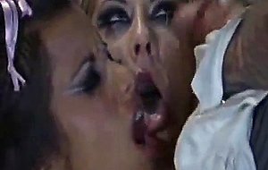 Natalia Z en Lucia Lapiedra in een trio