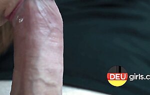 GROSSTER SAUGENBLOWJOB - Sperma in den Mund und sie lutscht weiter