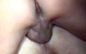 Lecker wie er seine Spermien in der Fotze abpumt