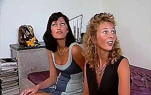 Deutsche MILF bringt deutschem Madchen bei