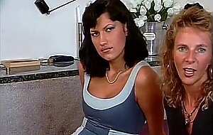 Deutsche MILF bringt deutschem Madchen bei