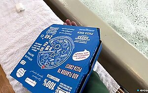 Eva soda, pizzabud slikkede vad fisse cutie spiste kurerens sperm, eva soda