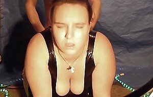 Latex-Lady mit grossen Titten hat einen Orgasmus
