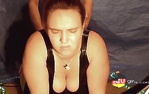 Latex-Lady mit grossen Titten hat einen Orgasmus