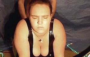 Latex-Lady mit grossen Titten hat einen Orgasmus