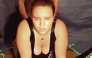 Latex-Lady mit grossen Titten hat einen Orgasmus
