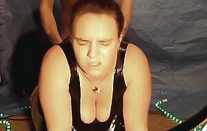 Latex-Lady mit grossen Titten hat einen Orgasmus