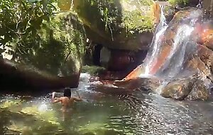 Me masturbo viendo a chica desconocida mientras se baña en el lago y termino follandola duro y corriéndome en su culo.