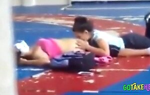 Deux Coquines: Surprise au Gymnase - French Amateur Video