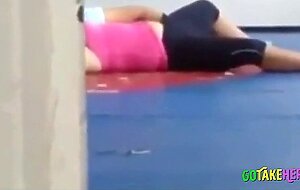 Deux Coquines: Surprise au Gymnase - French Amateur Video
