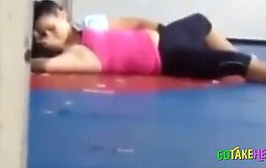 Deux Coquines: Surprise au Gymnase - French Amateur Video