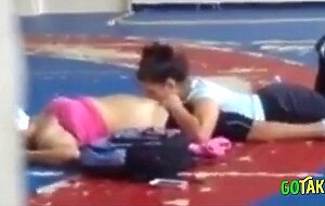Deux Coquines: Surprise au Gymnase - French Amateur Video