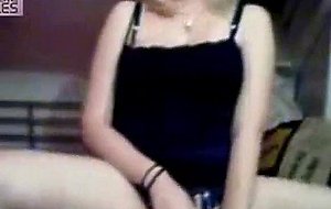 Superbe blonde teen a gros seins se masturbe