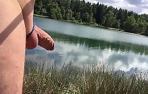 Grosser Schwanz am Strand mit einem Cockring