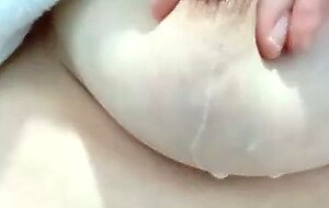 Milf italiana, scarica la tetta dura e piena di latte caldo