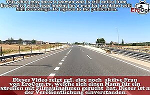 Blonde deutsche Milf fickt mit ihrem Mann im Auto