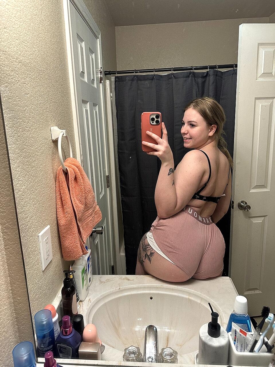 Chubby Cam Babe Kayla Bumsy Flaunts Her Big Ass Wearing Booty Shorts Amateur, Bbw, Chubby, Curvy, Thick