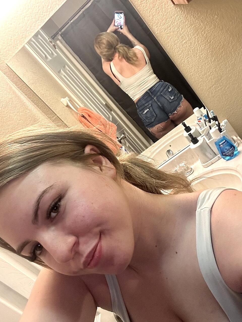Chubby cam babe Kayla Bumsy flaunts her big ass wearing booty shorts