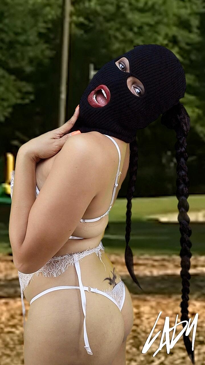 Masked Brunette Shemale Flaunting Her Big Ass & Tits In Her Lingerie Outside Shemale, Shemale-Ass