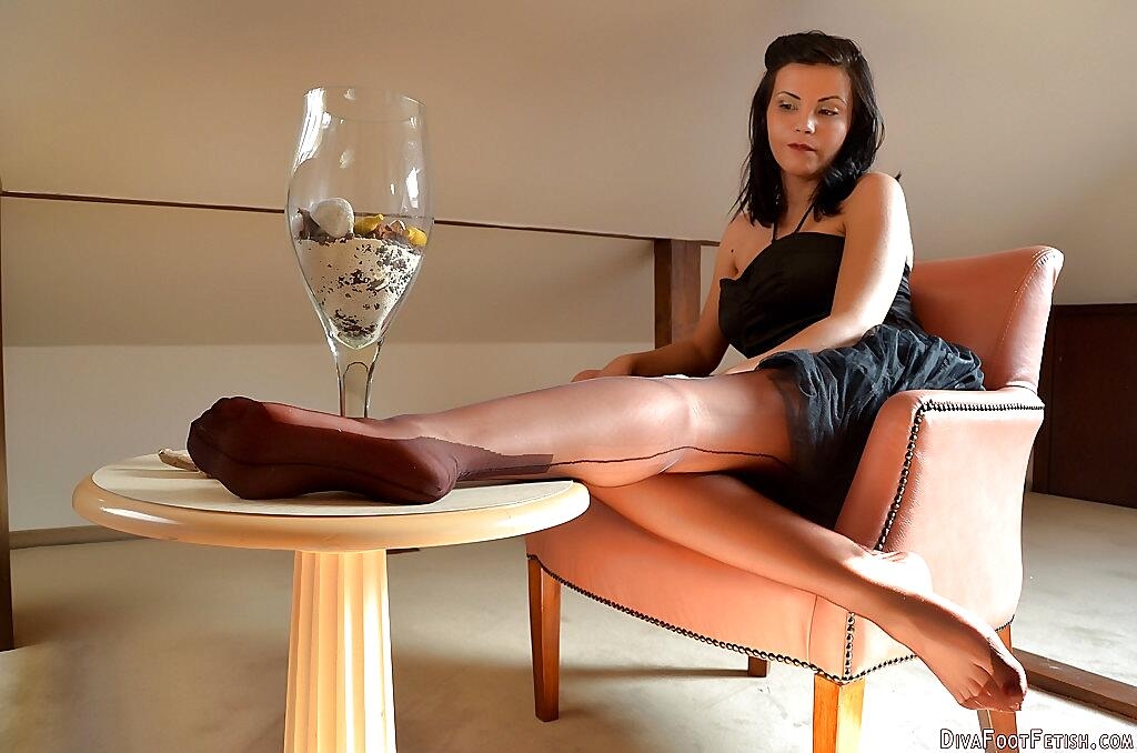 Sweet foot fetish babe Princess is a beautiful foot fetish girl, Princess Cleo