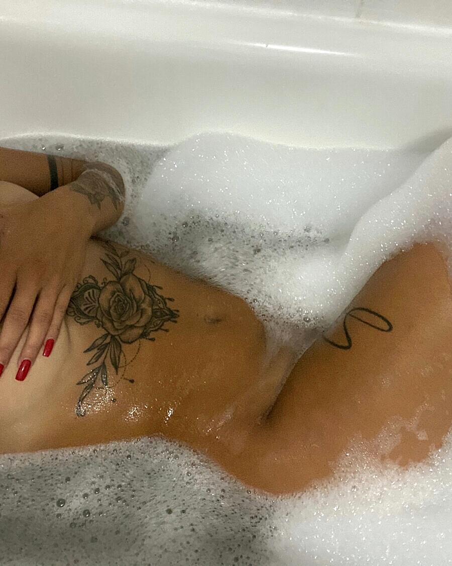 Tattooed Amateur Seductress Posing Naked In The Shower & On The Bed Amateur, Babe, Beautiful, Sexy, Solo
